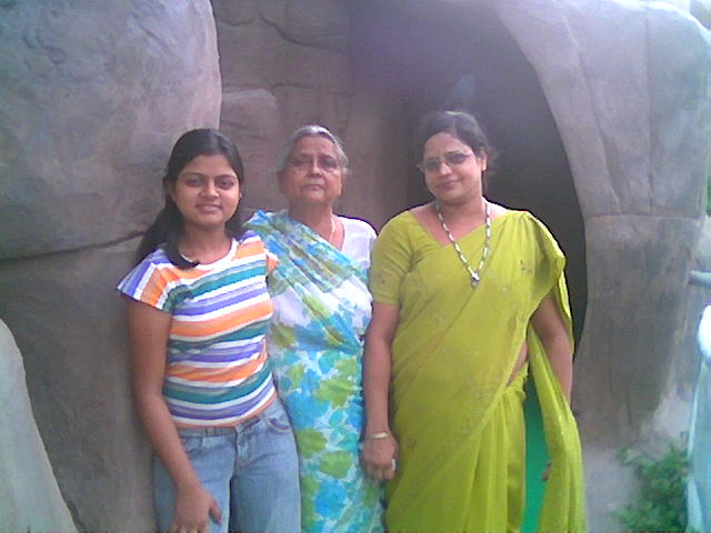 sis_dadi_mom.jpg